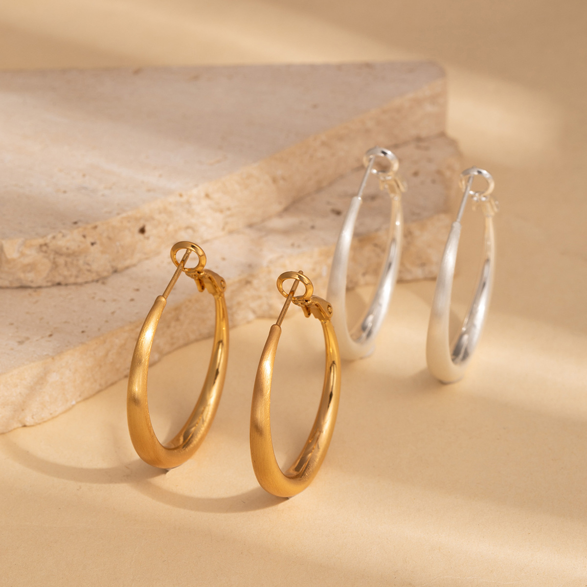 Korean-style retro Hong Kong-style brushed matte plain ring earrings, a daily light luxury and high-end feel, fashionable and versatile large ear ring earrings