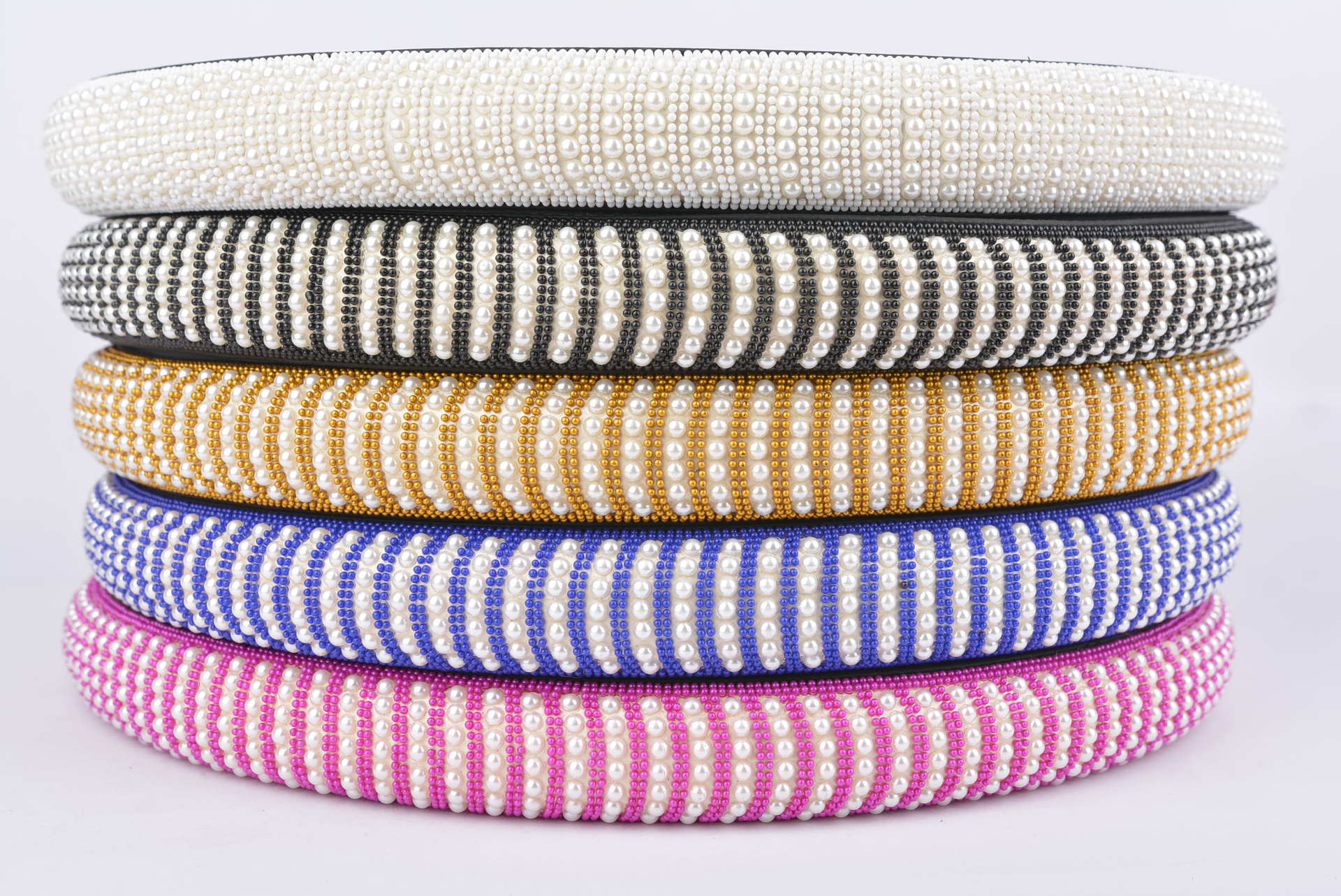 All-season steering wheel covers with pearl and diamond inlay, anti-slip universal steering wheel covers for ladies, wholesale handlebar covers for export Specification image