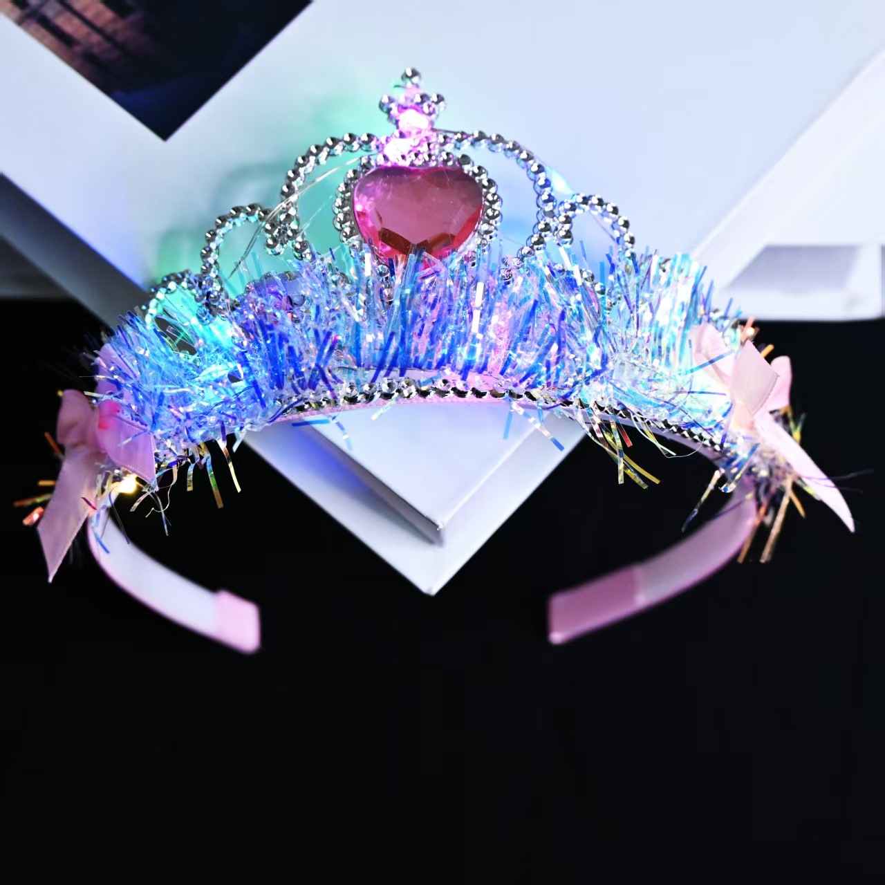 New luminous crown headwear for girls, high-end Korean-style crystal crown princess headband and hairpin wholesale at street stalls and night markets Application Scenario