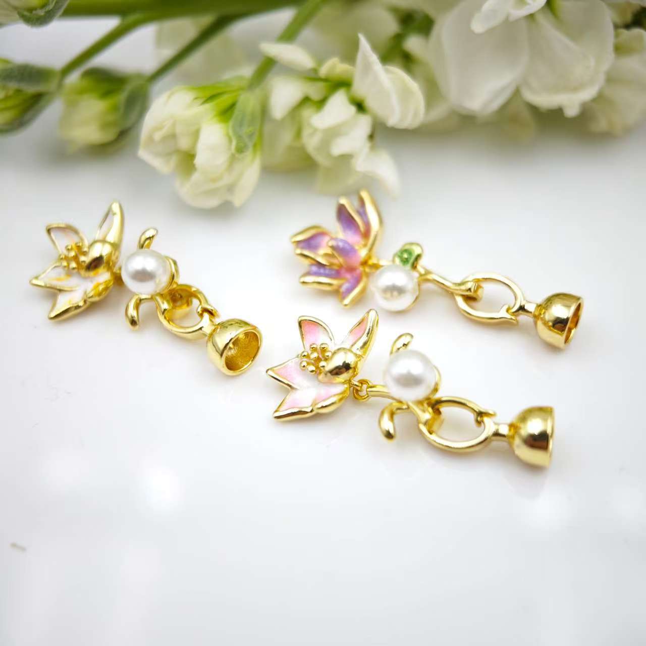 Pearl necklace buckle, natural pearl oil painting style water lily end buckle, connecting buckle, mother-and-child buckle, sweater chain diy accessories Application Scenario
