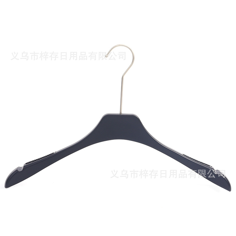 Anti-slip plastic clothes hangers, specially designed for high-end clothing stores, are available for wholesale in women's clothing stores. They are seamless and anti-slip, suitable for both men and women Item Picture