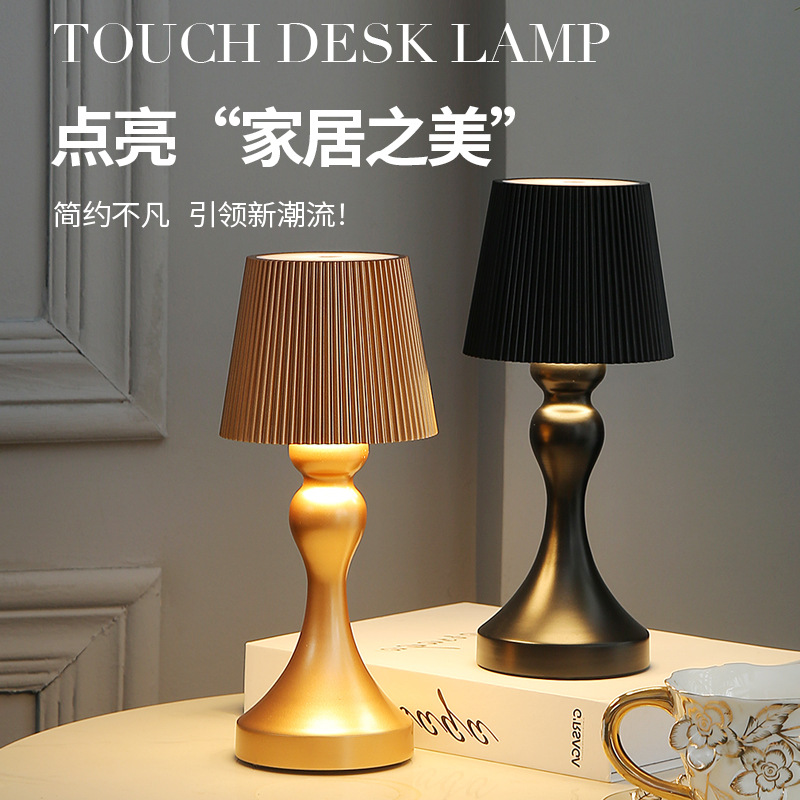 Amazon Modern USB Charging Cross-border Mermaid Desk Lamp, bar bedroom bedside lamp, creative night light Application Scenario