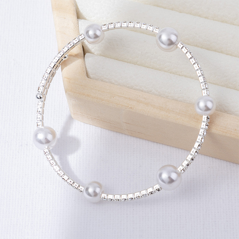 Single-row pearl elastic open bracelets popular in Japan and South Korea, cross-border wedding parties in Europe and America, full diamond bracelets for women's daily wear, versatile bracelet accessories Application Scenario