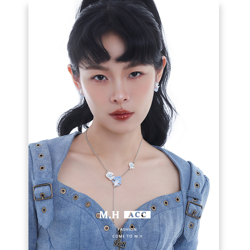 Seaside vacation style goldfish pendant necklace accessory, women's fashion, exquisite and elegant, original design sense, long collarbone chain Specification image