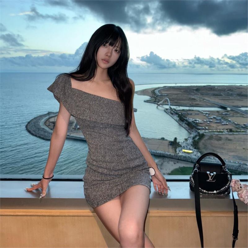 正确版！贵气千金风斜肩款连衣裙女夏季高级感气质修身短裙潮