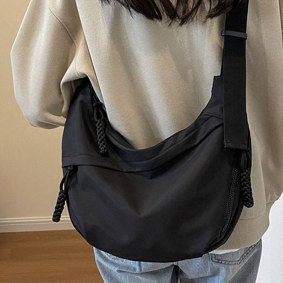 今年流行牛津布包包斜挎包女2026新款休闲单肩学生上课饺子包百搭图