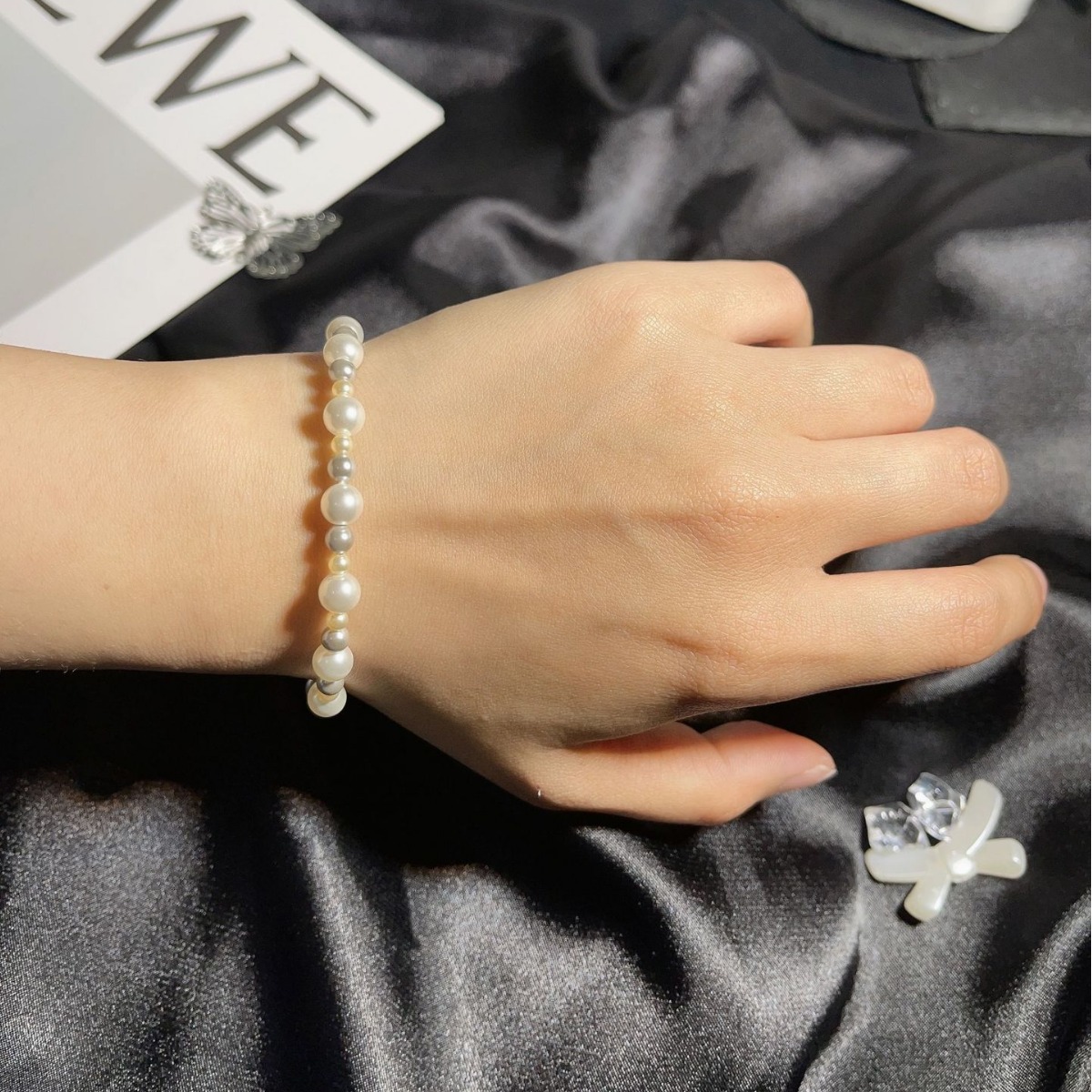 This original mixed-color pearl bracelet from Shi family is a simple and niche women's style, crafted in an ins style Specification image