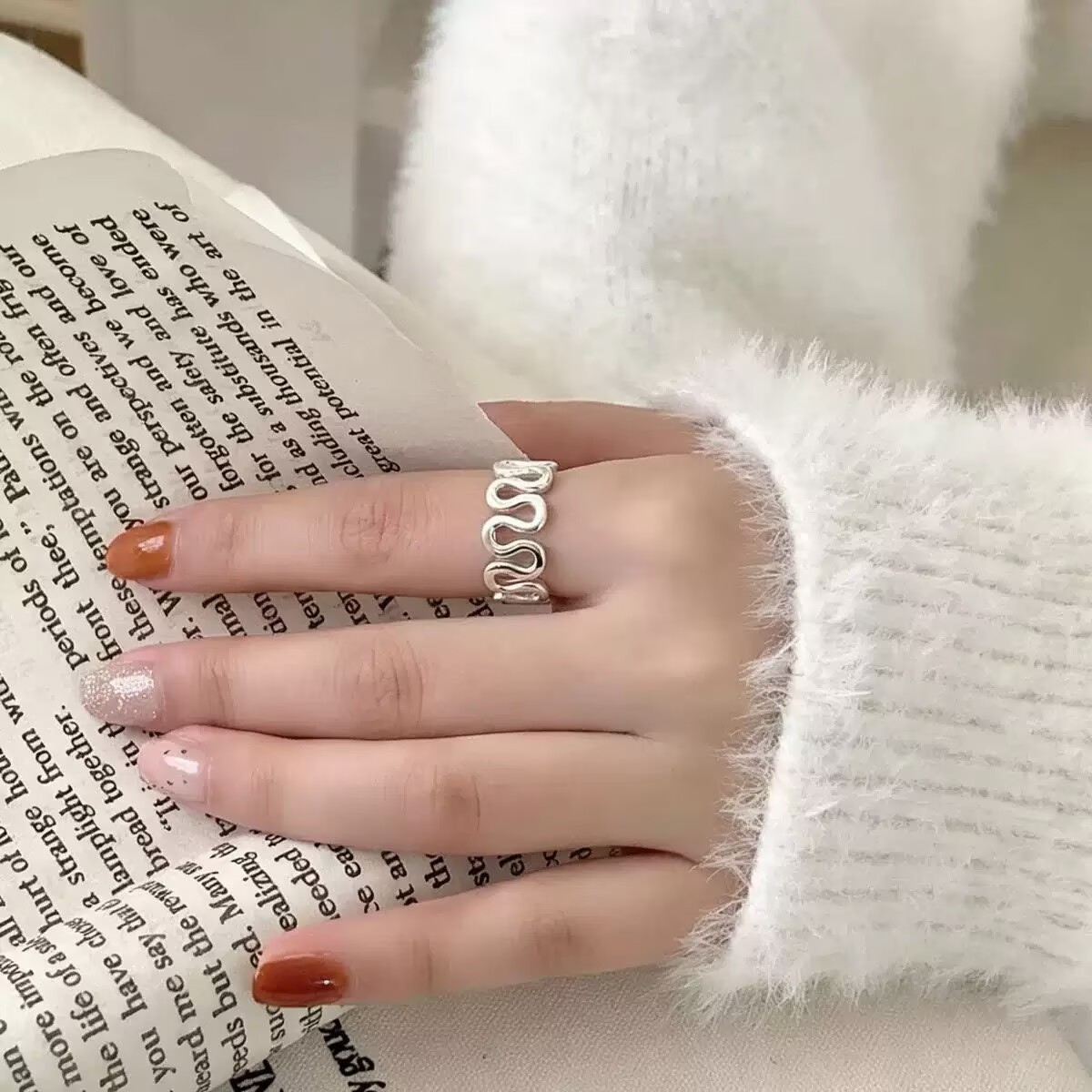 The entire s925 sterling silver wavy ring is unique and stylish for women, versatile for commuting, and features a simple line design with an open ring