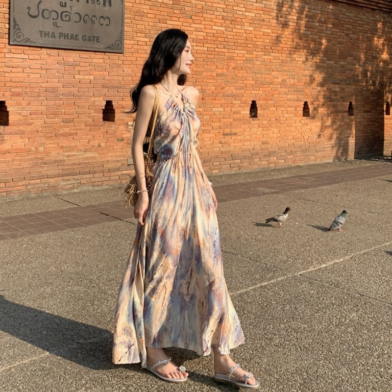 油画温柔飘逸灵动感碎花吊带连衣裙法式复古打揽露背海边度假长裙