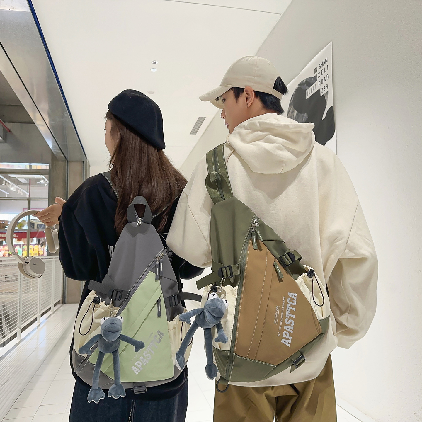 双肩背包实物图