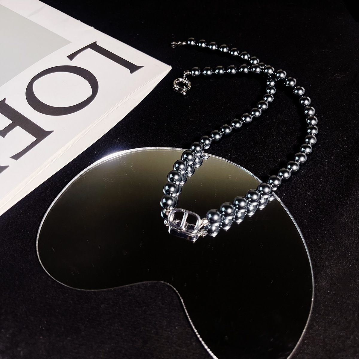 The trendy Shi Jia Zheng Round Strong Light Tahitian black pearl necklace for women with pig noses, a new trendy collarbone chain for women Specification image