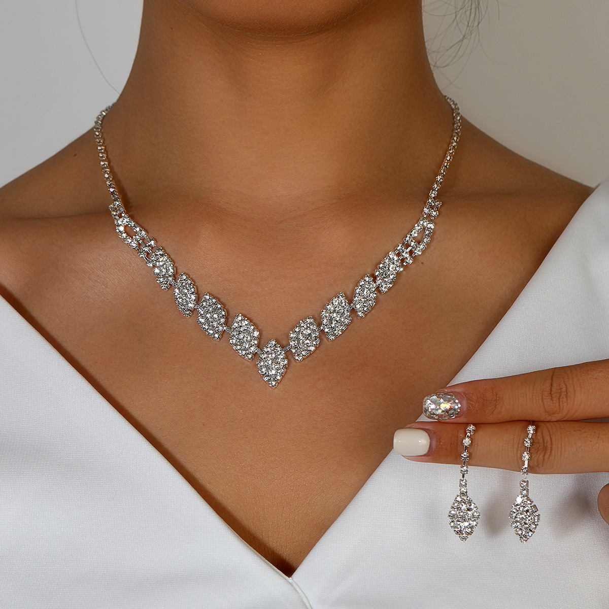 European and American cross-border best-selling women's jewelry, light luxury evening gowns, accessories, wedding dresses, two-piece sets, necklaces and earrings details Picture