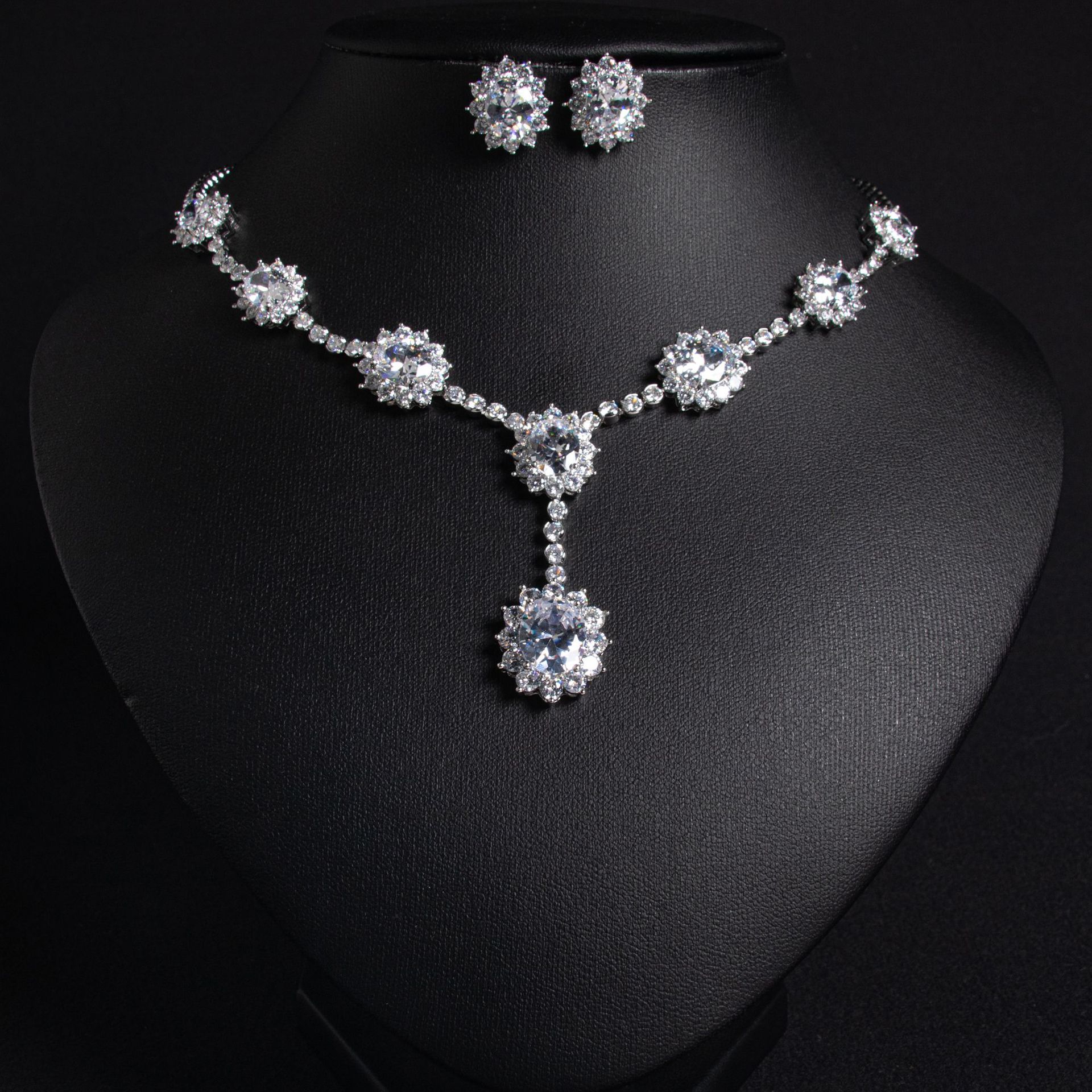 Wholesale of cross-border jewelry sets, clothing accessories, stud earrings, necklace sets, banquet evening dress accessories Application Scenario