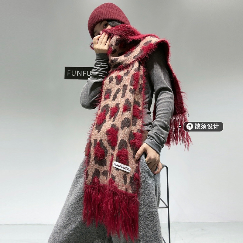 A leopard-print wool scarf for women, a high-end cashmere shawl for autumn and winter, a Korean hot girl's stylish Su thickened warm scarf, wholesale from street stalls