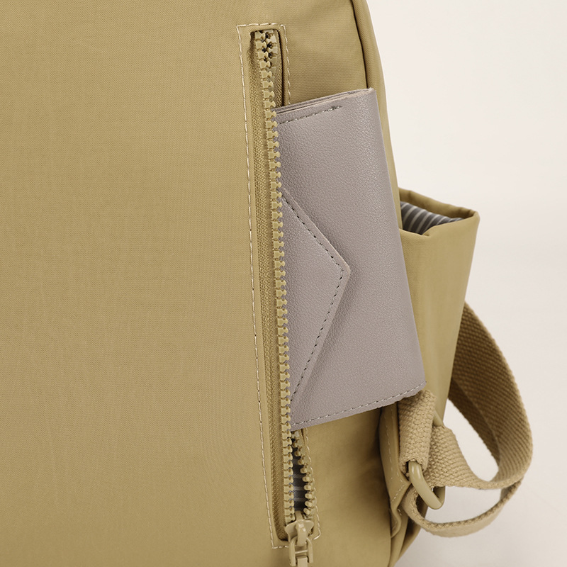 Lightweight backpack for women, large-capacity casual and fashionable travel backpack, outdoor Oxford cloth backpack Application Scenario