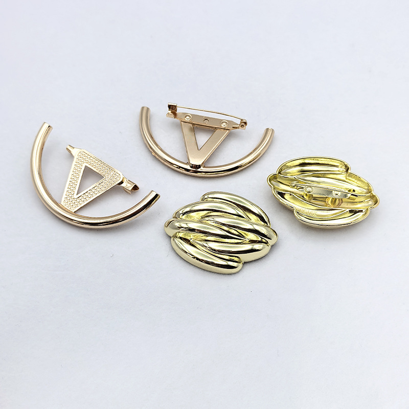 A niche design sense metal brooch with an irregularly twisted devil's eye, a high-end and personalized decorative clasp for dressing Specification image