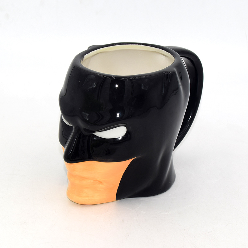 动漫陶瓷马克杯卡通水杯桌面装饰杯 创意黑色蒙面蝙蝠侠咖啡杯白底实物图