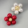French high-end white flower brooch, women's fashion light luxury style flower brooch new product pearl flower pin accessory Application Scenario