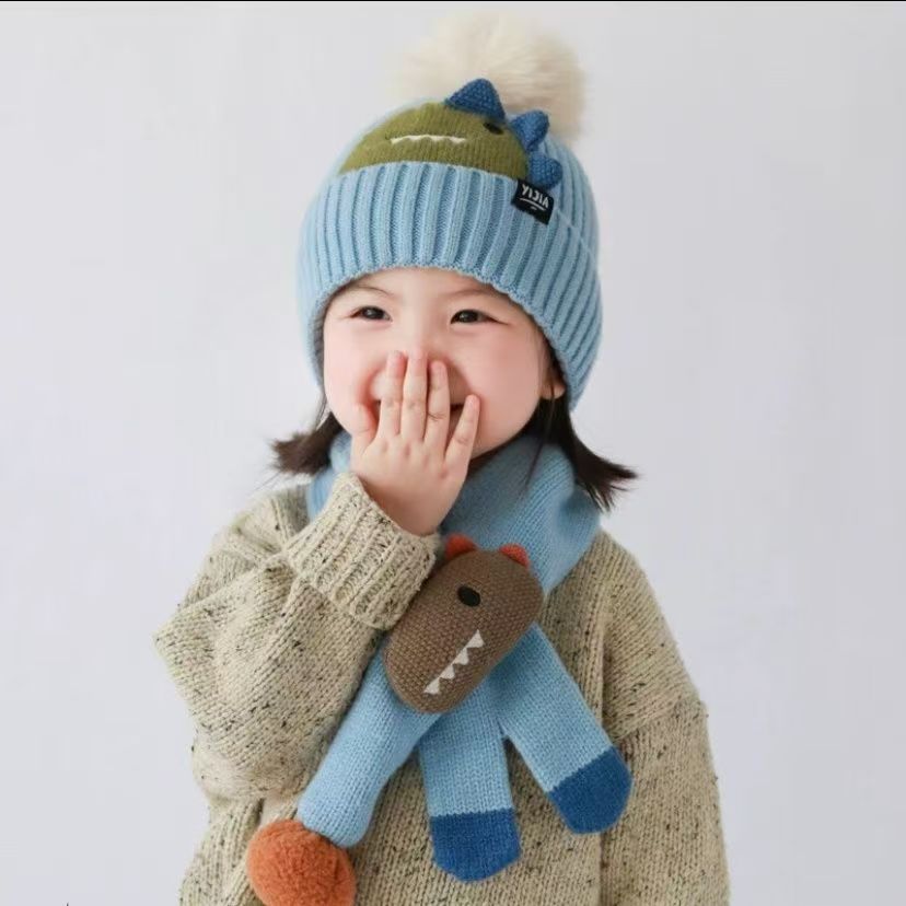 Wholesale of one-piece children's hats, scarves, cartoon autumn and winter ear-protecting knitted warm and cute woolen hats for boys, girls and babies at street stalls Application Scenario