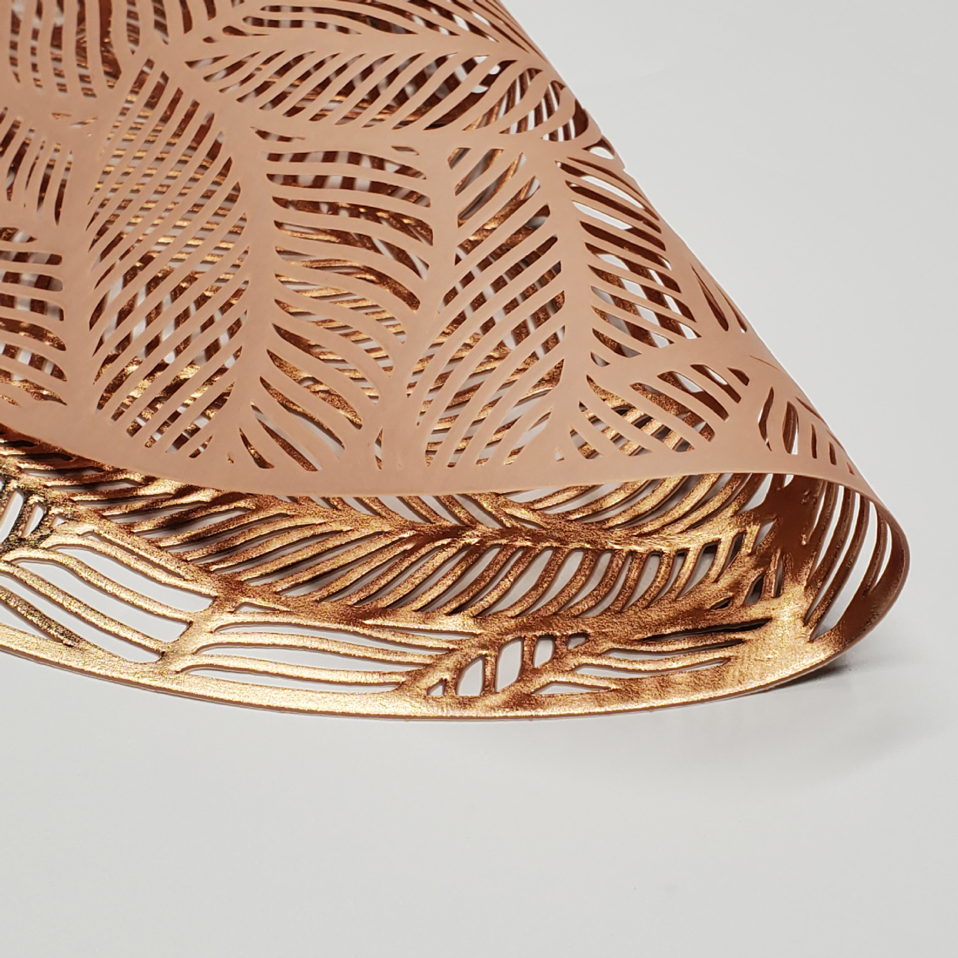 Light luxury round creative leaf hollowed-out gold-embossed silver leaf table heat insulation pad, cross-border pot pad, PVC injection molded heat-resistant Application Scenario