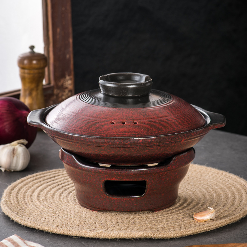 The high-temperature resistant shallow-mouthed clay pot with kiln transformation red is suitable for household use and does not crack when dry-heated. It is a special ceramic dry pot for gas stoves and commercial use