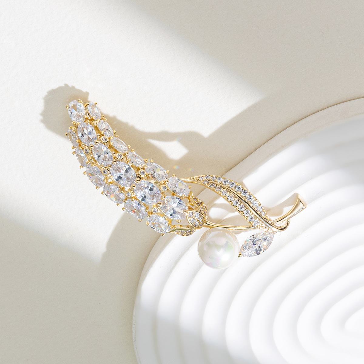 Xuhui Jewelry Copper zirconium gold-plated exquisite wheat ear brooch, high-end brooch, luxurious and light luxury corsages with a sense of design details Picture