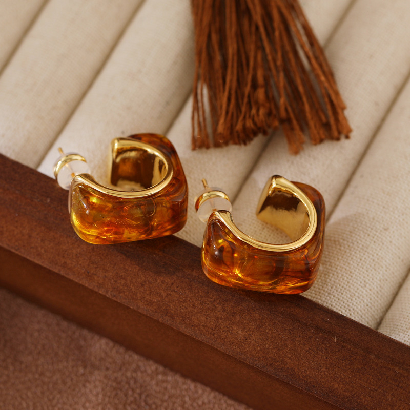 Retro Hong Kong-style amber and agate earrings, elegant geometric square ear rings, simple and fair, high-end women's stud earrings Application Scenario