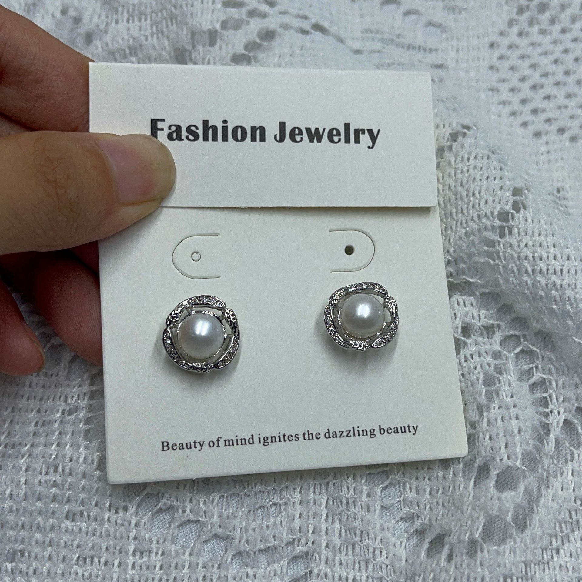 Sweet flower-inlaid zircon copper silver-plated needle S925 natural pearl stud earrings for women, simple and elegant Japanese and Korean version earrings details Picture