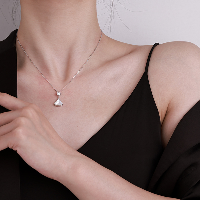 Zhuoheng Select s925 sterling silver fan-shaped moissanite necklace, high-end design sense, fashionable pendant, simple and niche collarbone Specification image