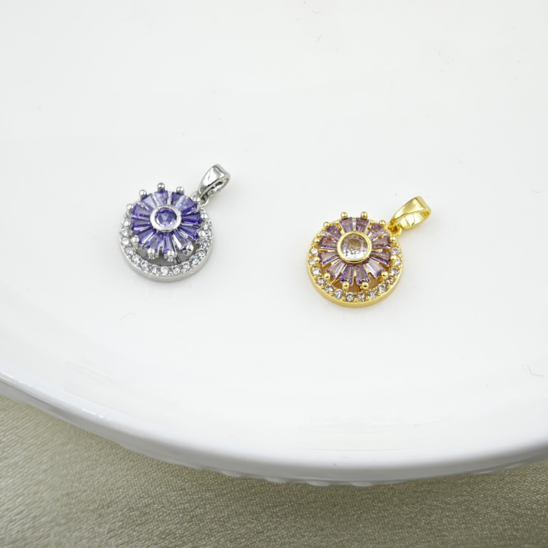 Cross-border stress-relieving rotating pendant, heart-shaped rotating accessory bracelet, jewelry necklace pendant, diy accessory pendant Application Scenario