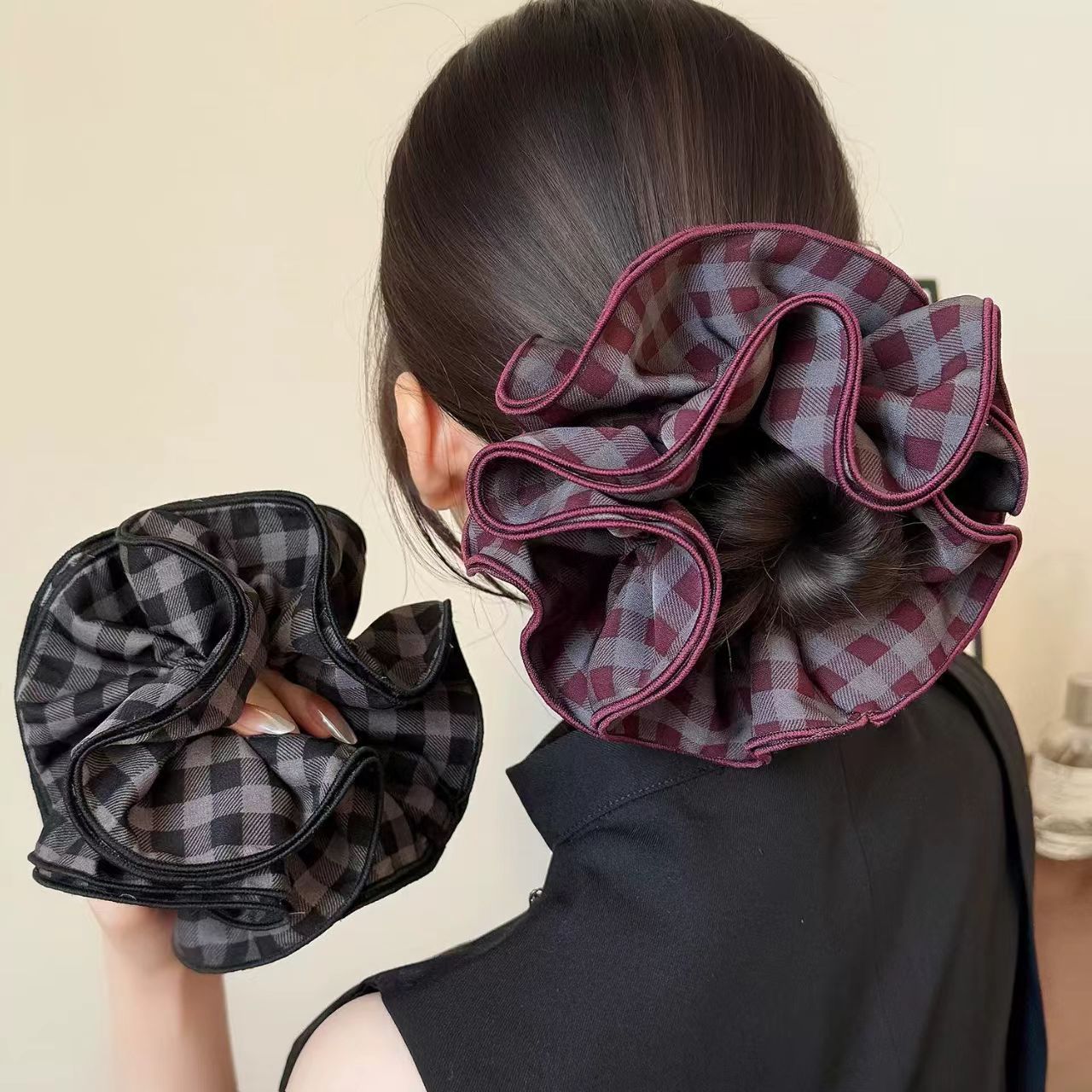 The same style of large intestine hair tie as Zhao Lusi, with a light luxury grid and a high-end feel, is a popular online hair tie. It is a bun hairstyle decoration hair tie details Picture
