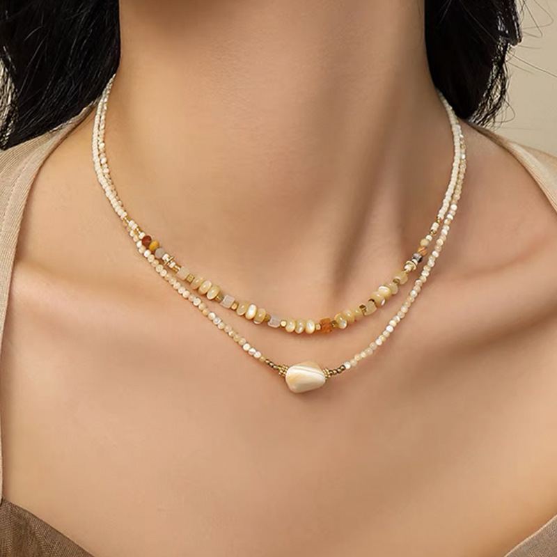 Natural stone beaded stacked necklace, double-layered vintage high-end style, horseshoe collarbone chain, niche design necklace Application Scenario