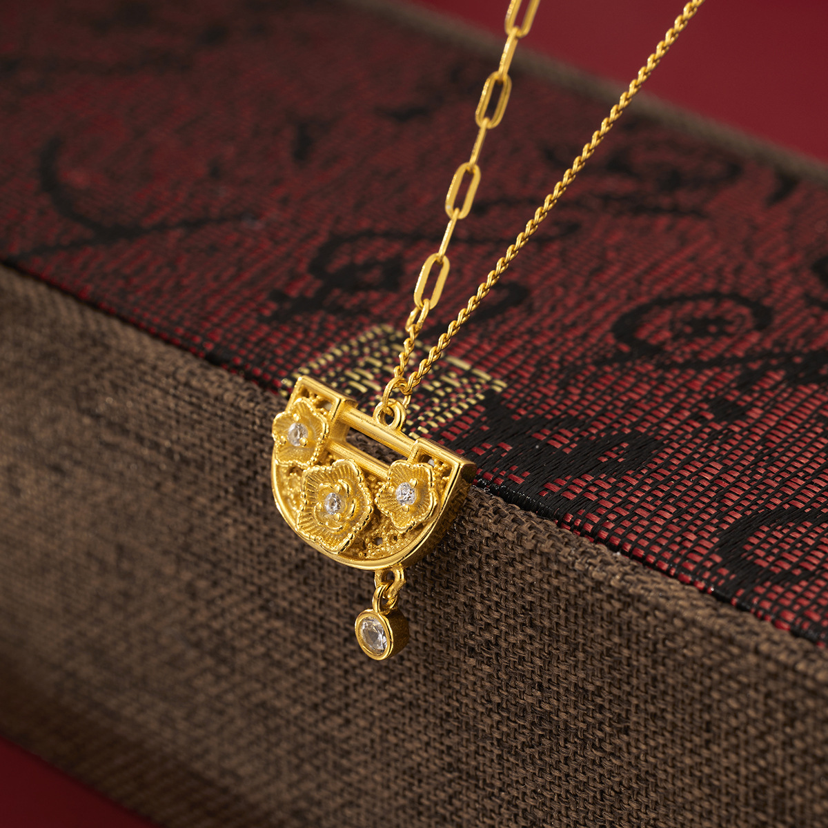 S925 Silver Creative Design National Trend Silver gold-plated ancient Method Peony Small Lock Bag Necklace, Peony flower silk shell lock Pendant Specification drawing