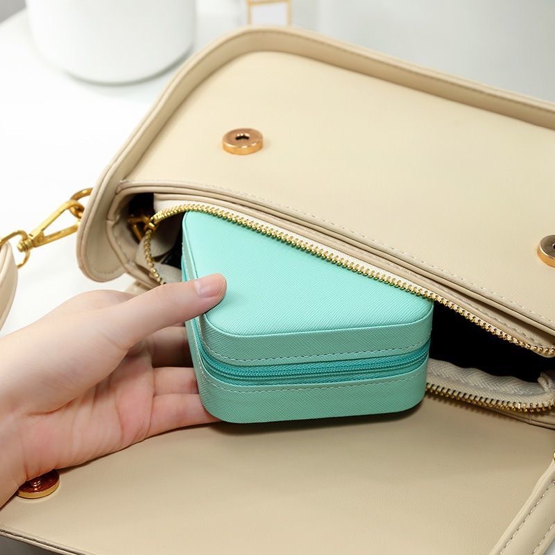 Portable jewelry box, mini zipper bag manufacturer, leather stud earrings, necklace and ring, exquisite storage jewelry box Application Scenario