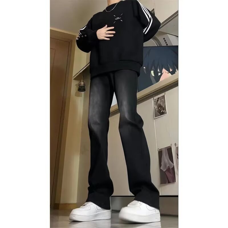 The new men's curved knife jeans for the autumn and winter of 2025 are versatile, featuring a simple, retro, casual and stylish high street style