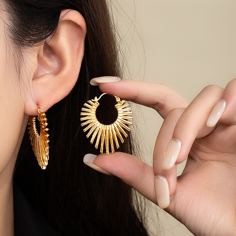 European and American style exaggerated, fashionable, individual, light luxury heart-shaped earrings, niche design sense, lines, heart-shaped ladies' earrings and accessories