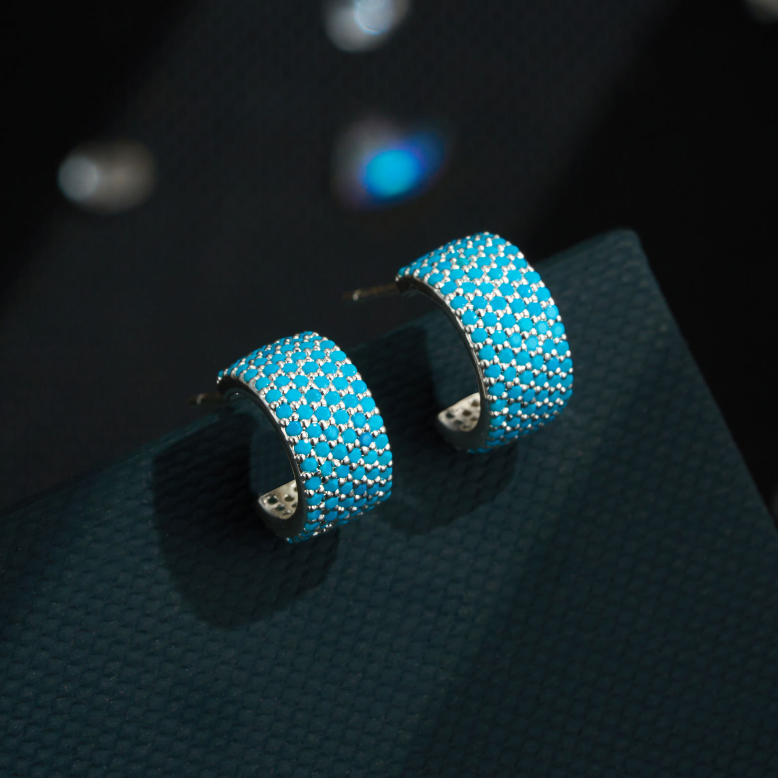 Heavy industry wide-faced blue pine zirconium ear studs, copper alloy micro-inlaid with zirconium s925 silver needles, light luxury and high-end exquisite women's earrings Application Scenario