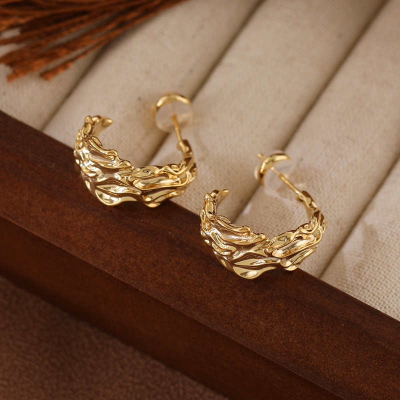 European and American niche light luxury earrings, with a high-end design sense, lava pattern, fashionable and cold style, stud earrings, versatile and elegant earrings details Picture