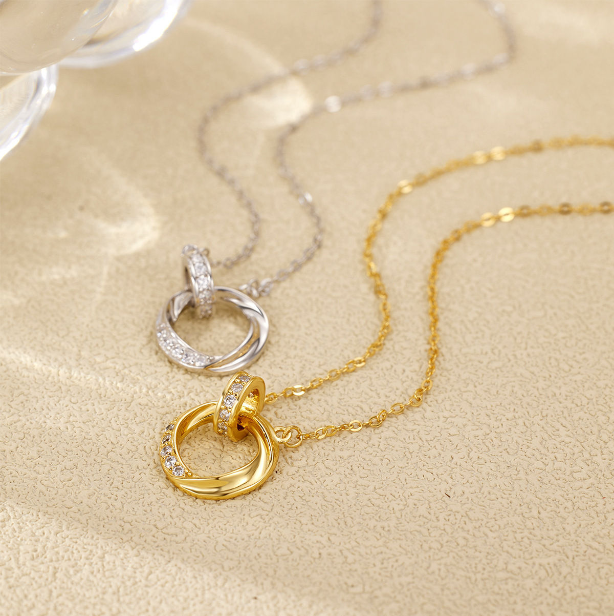 S925 pure silver light luxury Mobius strip collarbone chain, interlocking links, high-end design sense necklace, women's factory wholesale full figure