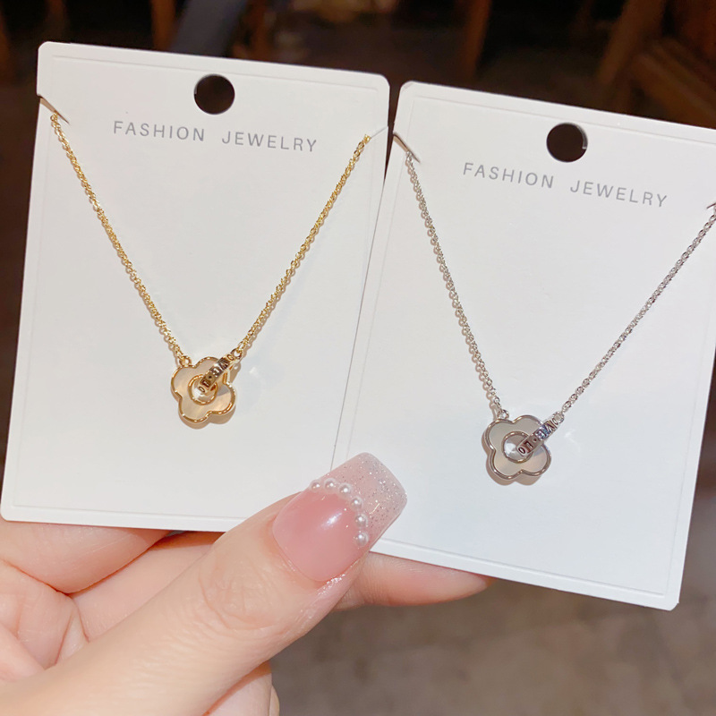 Influencers moda versátil doble anillo cuatro hojas flor shell collar para mujeres nicho diseño ligero lujo alto sentido cadena clavícula accesorios