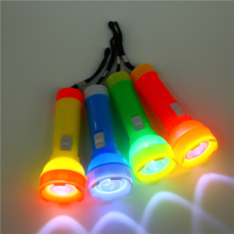 Hot-selling new led mini cartoon plastic flashlight, plastic hand lamp for boys and girls in kindergartens, street stall gifts Application Scenario