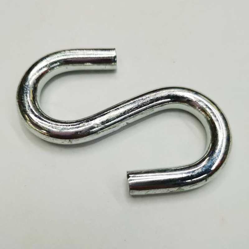 Flat-head S-hook, metal S-hook, is a multi-purpose hanging hook and storage hook with strong load-bearing capacity Application Scenario