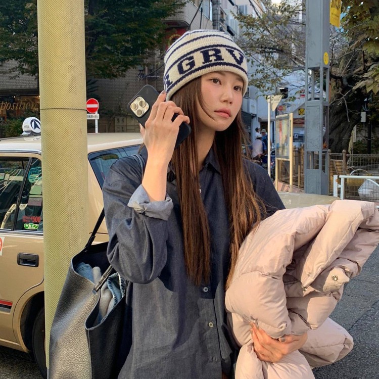 Xu Mengjie's unique striped rolled-up letter knitted hat is a popular autumn and winter casual, versatile, warm and ear-protecting cold hat details Picture
