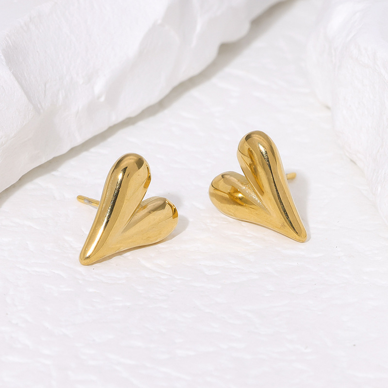 European and American ins style 18K gold-plated titanium steel ear studs, simple and fashionable heart-shaped earrings, elegant and high-end earrings wholesale details Picture