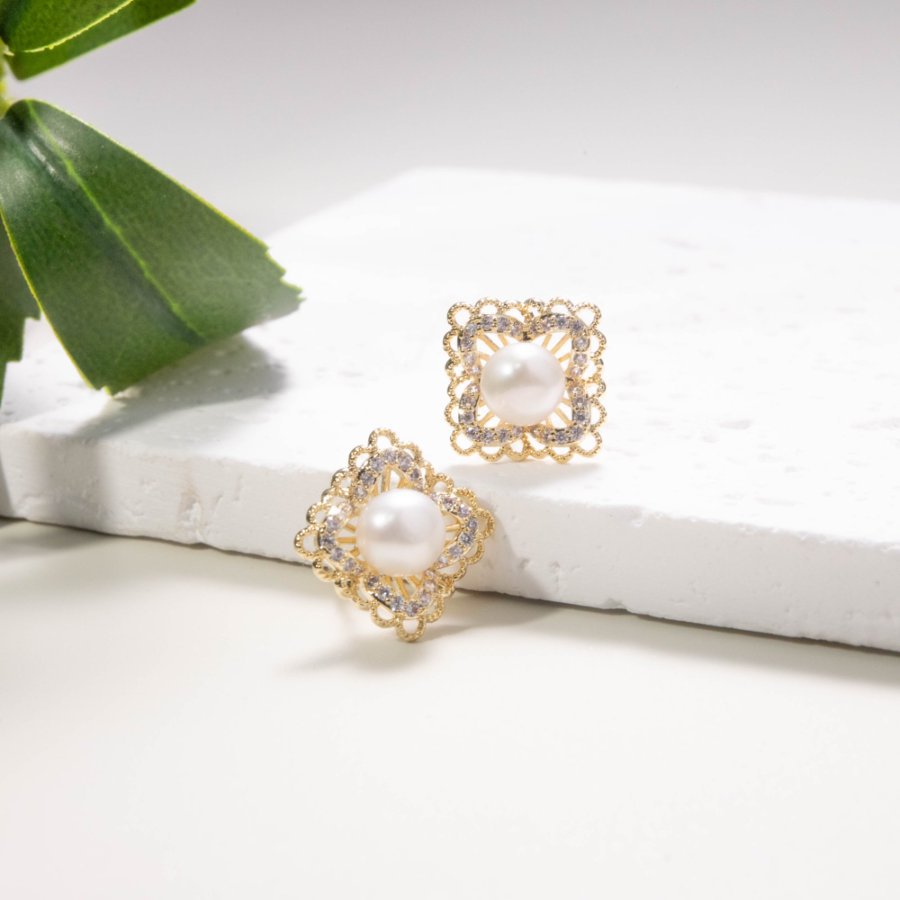 Xuhui brand's new InS-style sweet and hollowed-out lace pearl stud earrings are fashionable and elegant. They are copper-plated with real gold and 925 sterling silver needles full figure