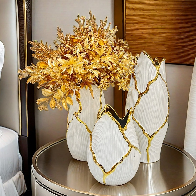 Light luxury electroplated ceramic vase decoration, simple model room soft decoration, living room creative outlet vase arrangement, golden floral art paired with cracked ceramic vase details Picture