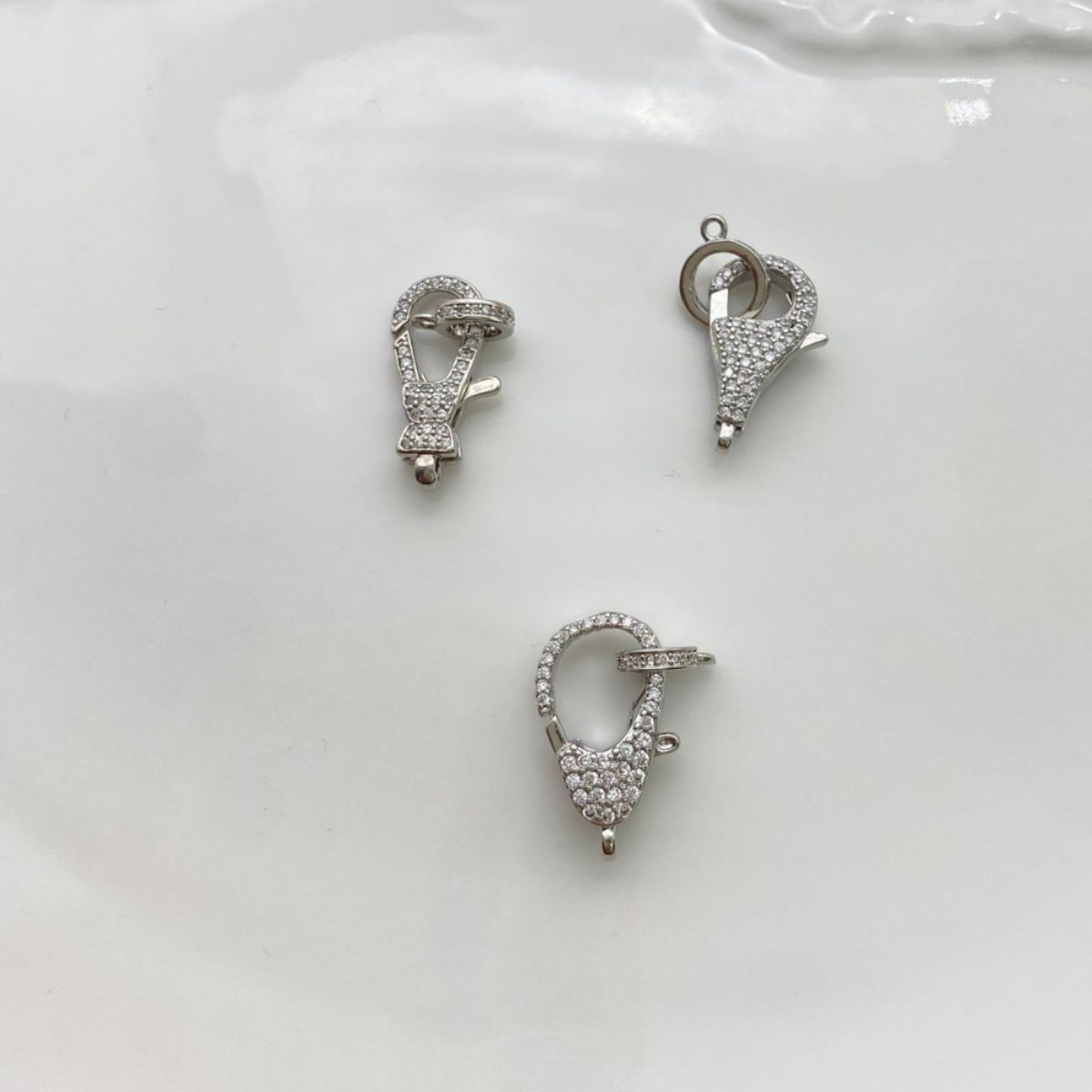 Jewelry accessories: electroplated color-preserving lobster clasp, pure copper electroplated micro-inlaid zircon, double-hanging lobster clasp, spring clasp accessory piece Application Scenario