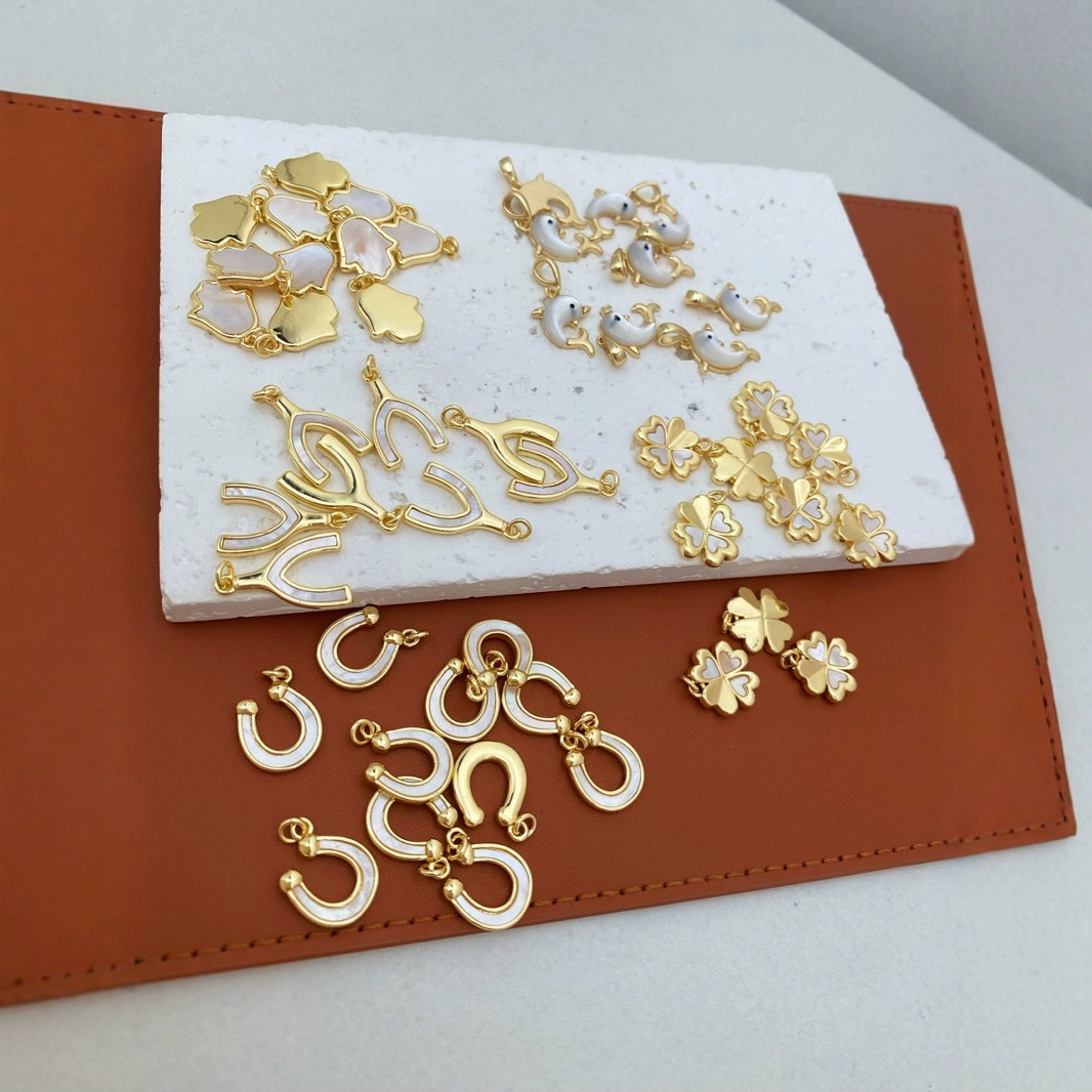 18K gold color-preserving adhesive natural mother-of-pearl small dolphin four-leaf clover pendant, handcrafted jewelry pendant, DIY necklace pendant