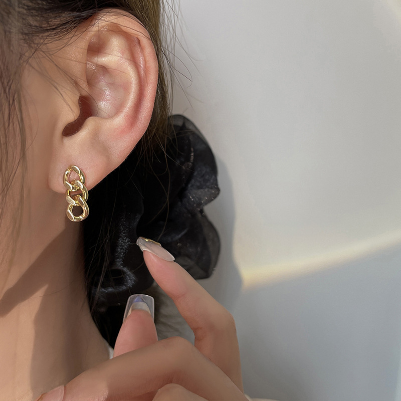 High-end design sense metal thick chain ear studs for women, simple and fashionable style, individual earrings, fashionable and trendy ear needles