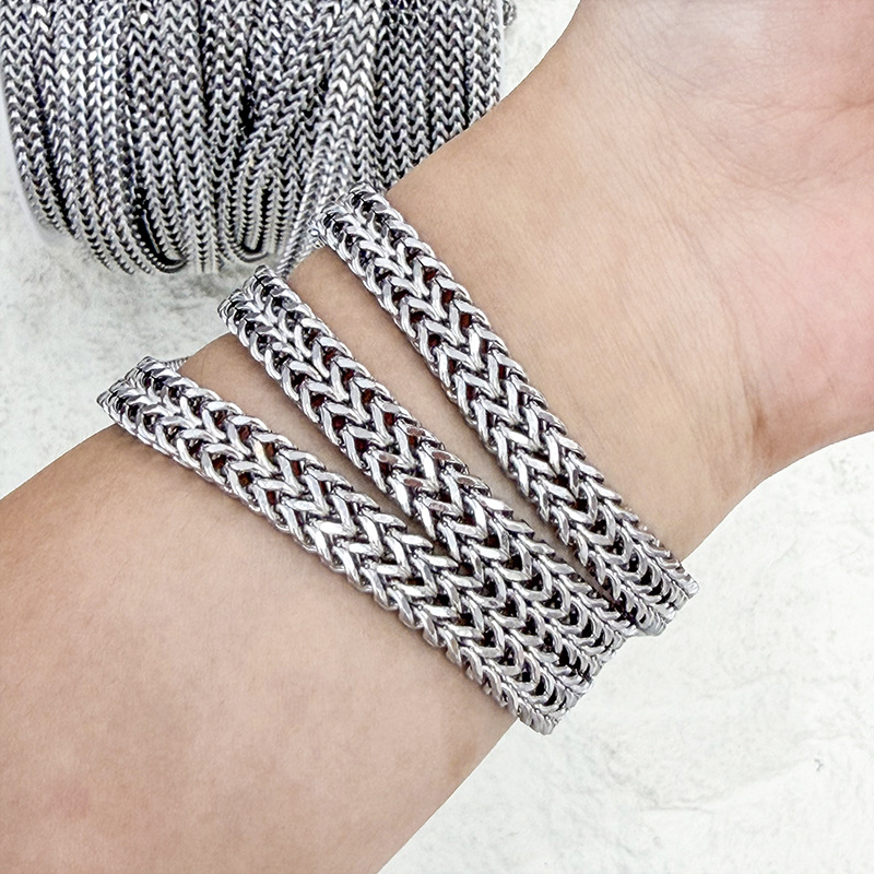 Wholesale of silver semi-finished chain jewelry accessories for both front and back color-preserving Cuban chains Application Scenario